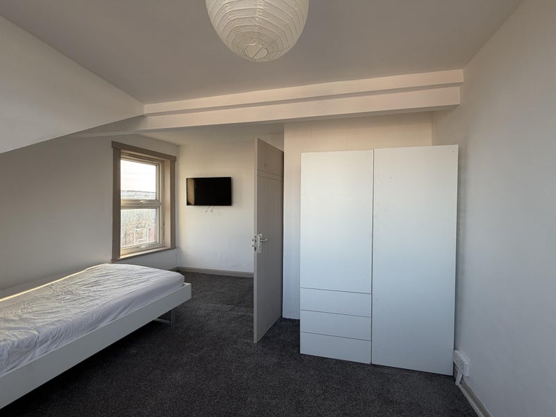Flat Burley Lodge Road in Leeds