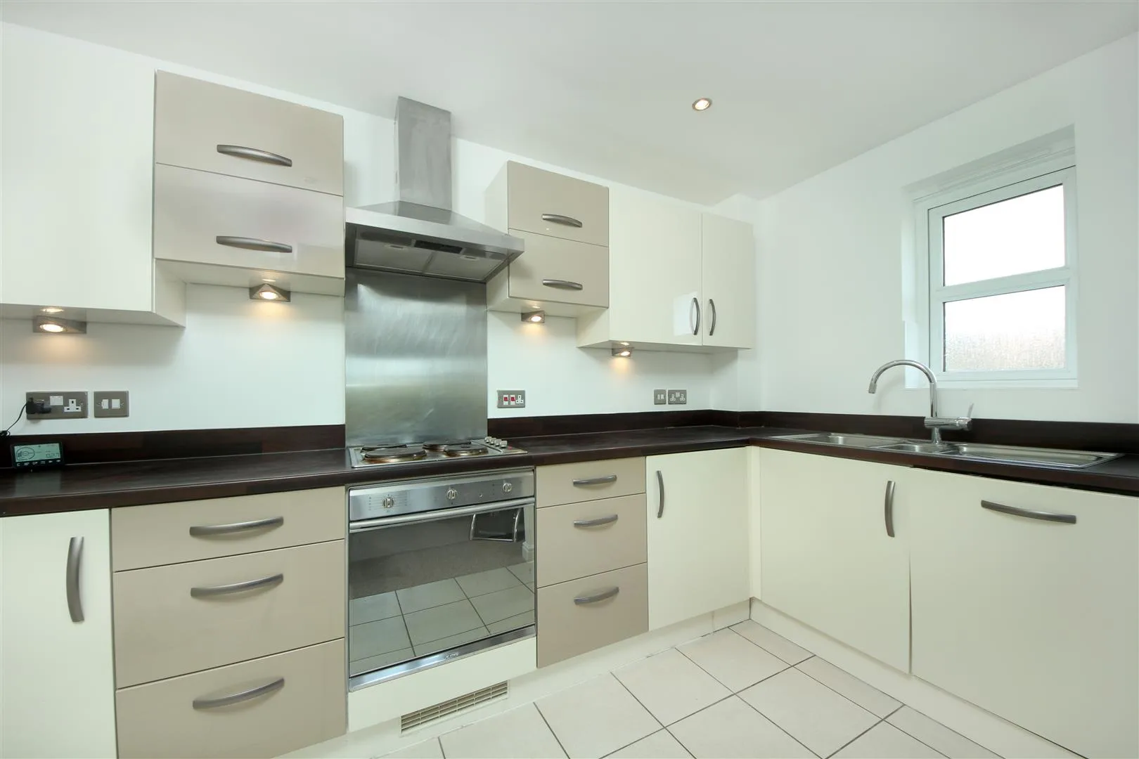 Flat Twyford Crescent in Greater London