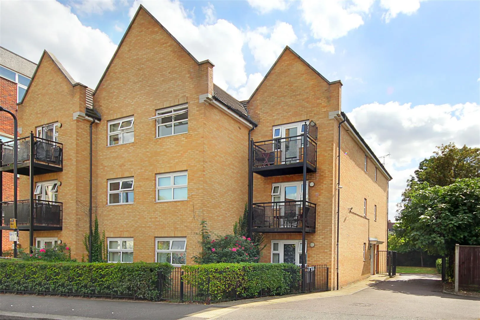 Flat Twyford Crescent in Greater London