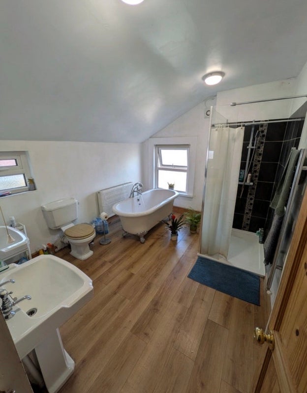Room Foxcote Road in Bristol