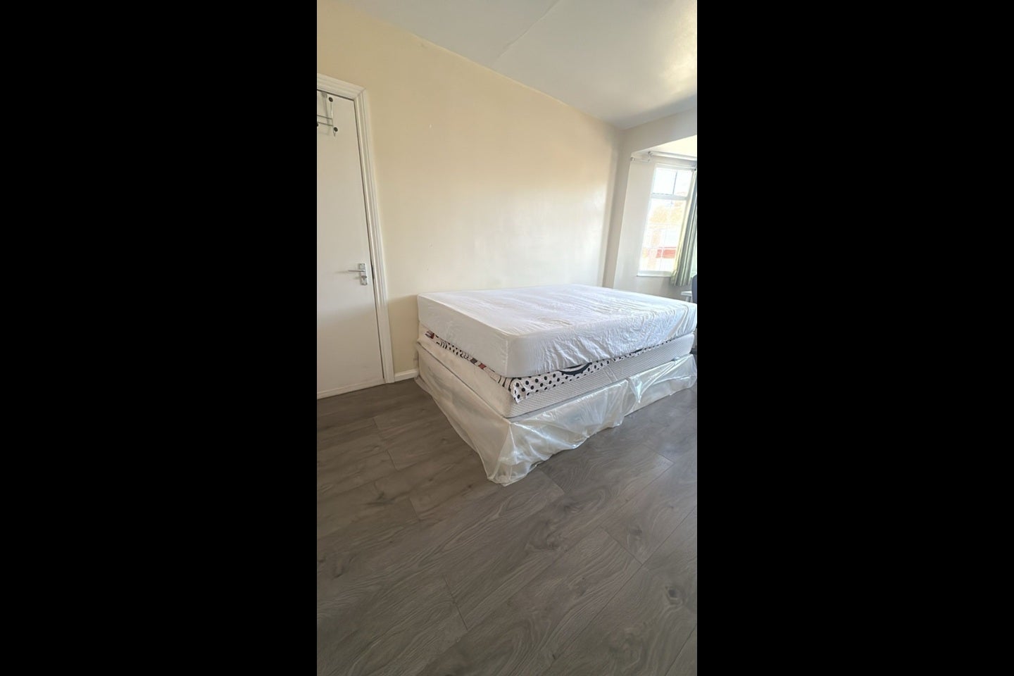 Room Whitby Gardens in Greater London