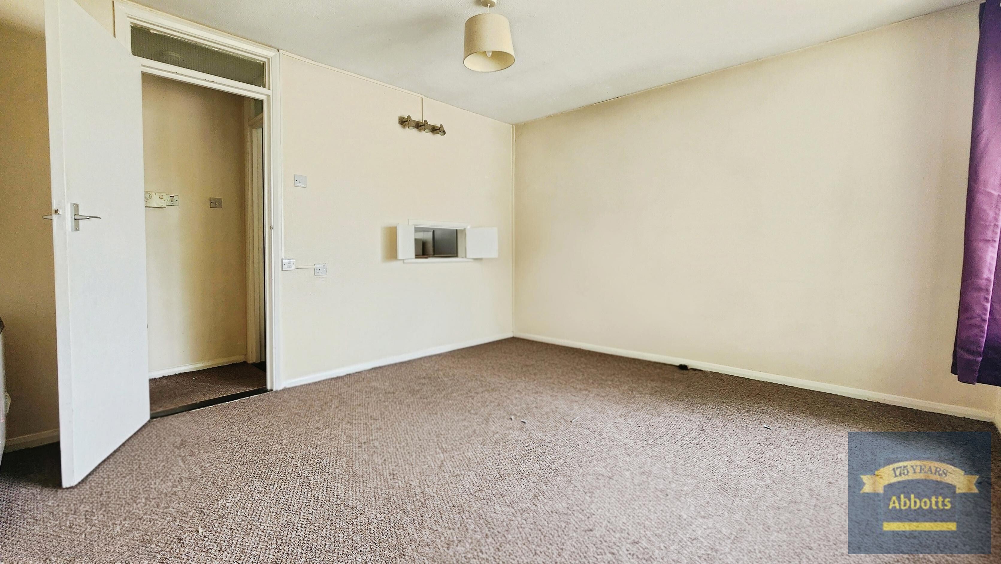 Flat Holborough Close in Colchester