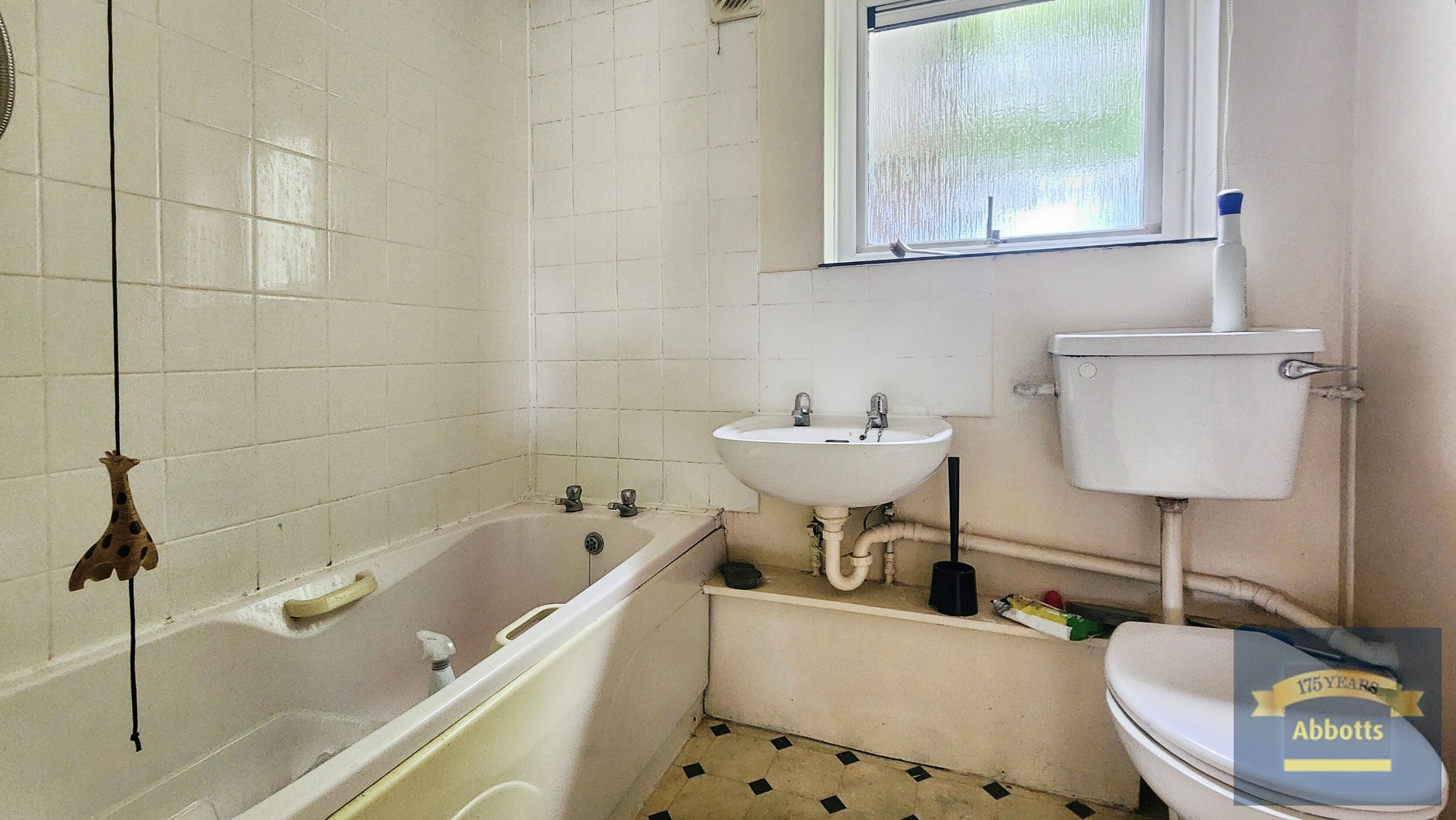 Flat Holborough Close in Colchester