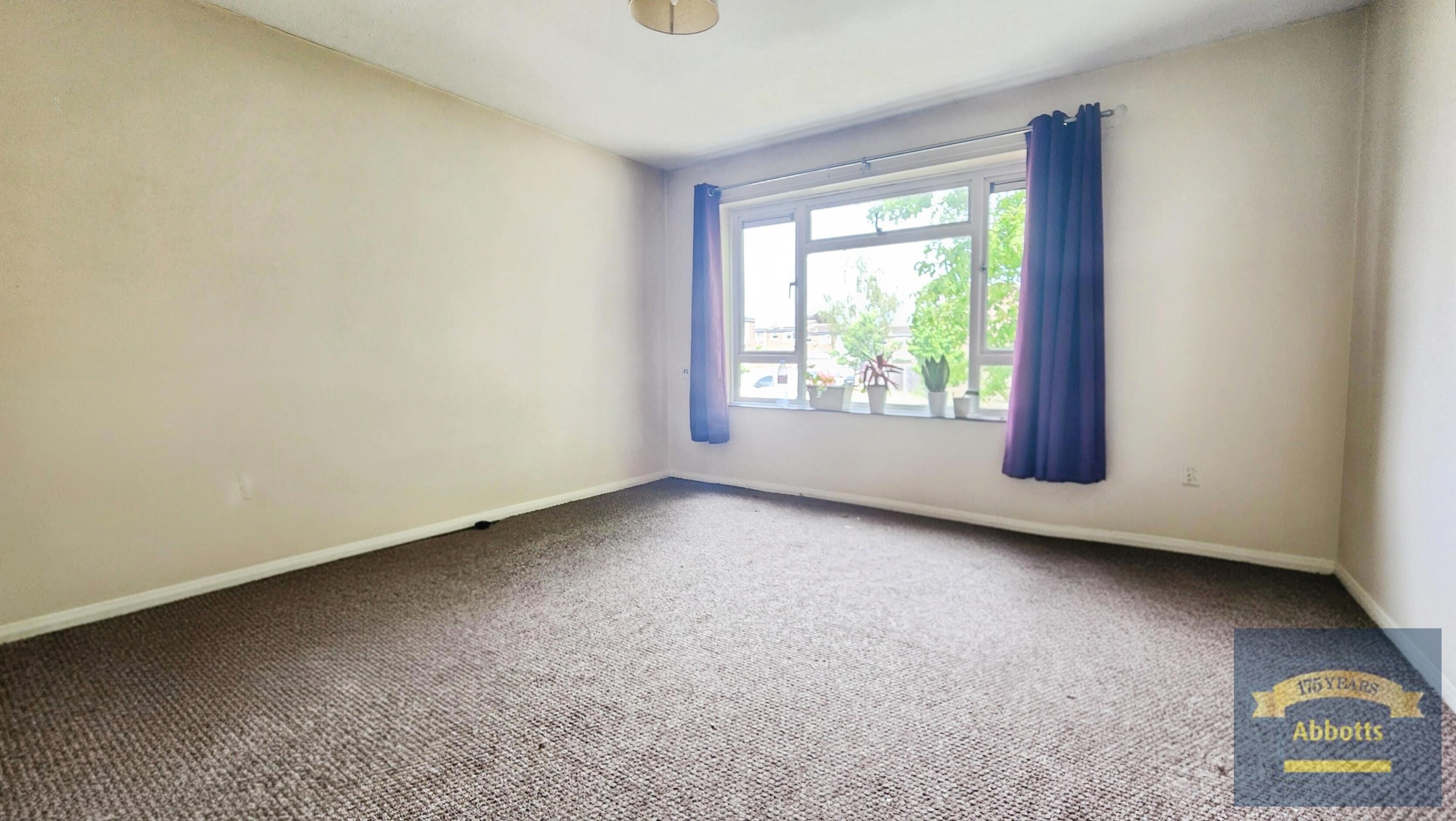 Flat Holborough Close in Colchester