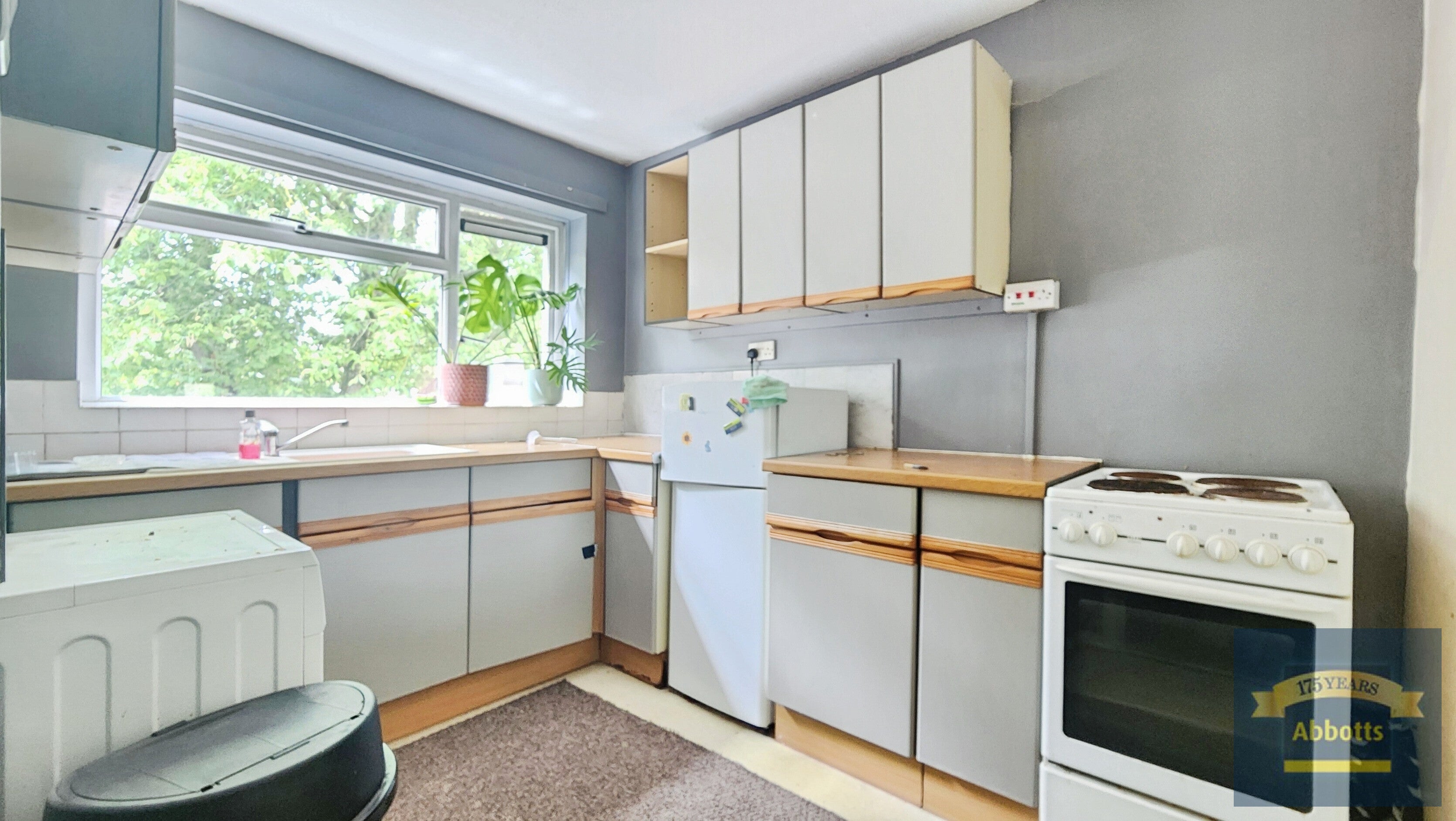 Flat Holborough Close in Colchester