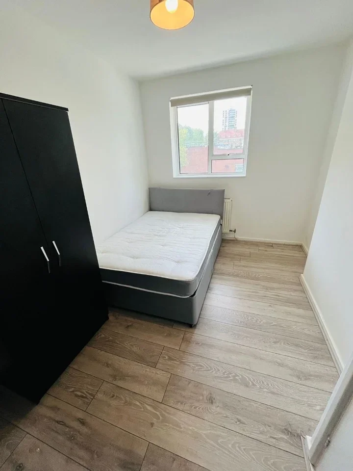 Room Camberwell Road in Greater London