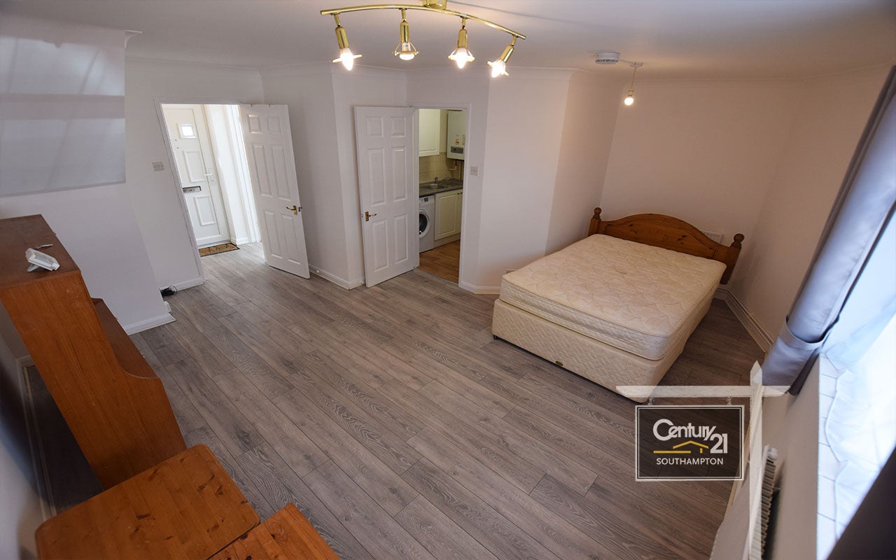 Flat Denzil Avenue in Southampton