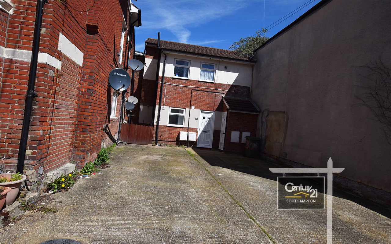 Flat Denzil Avenue in Southampton