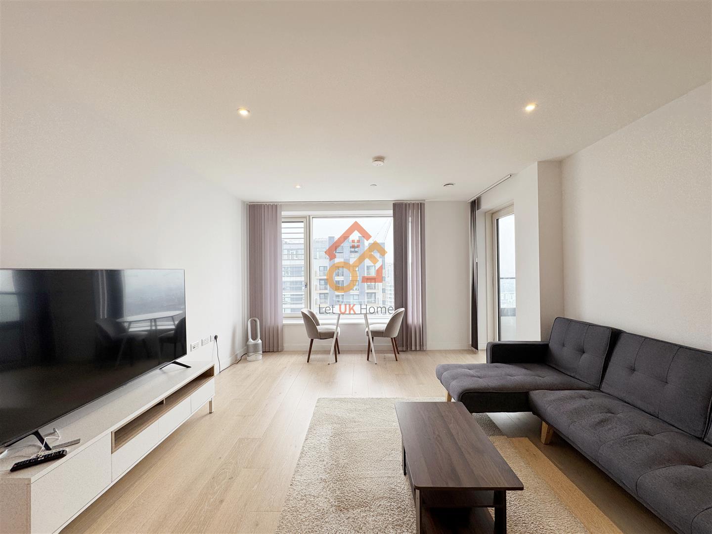 Flat Deacon Street in Greater London