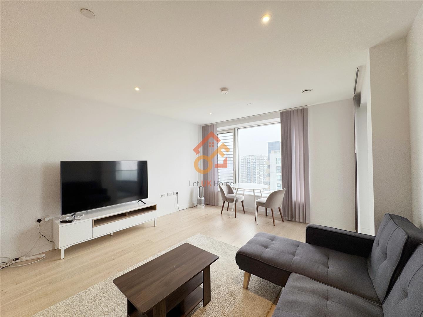 Flat Deacon Street in Greater London
