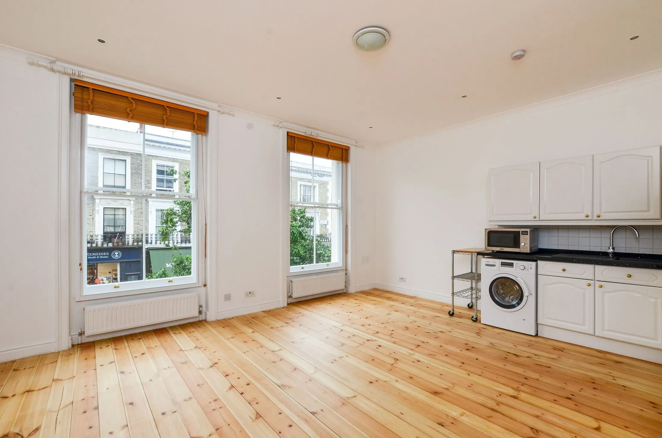 Flat Elgin Crescent in Greater London
