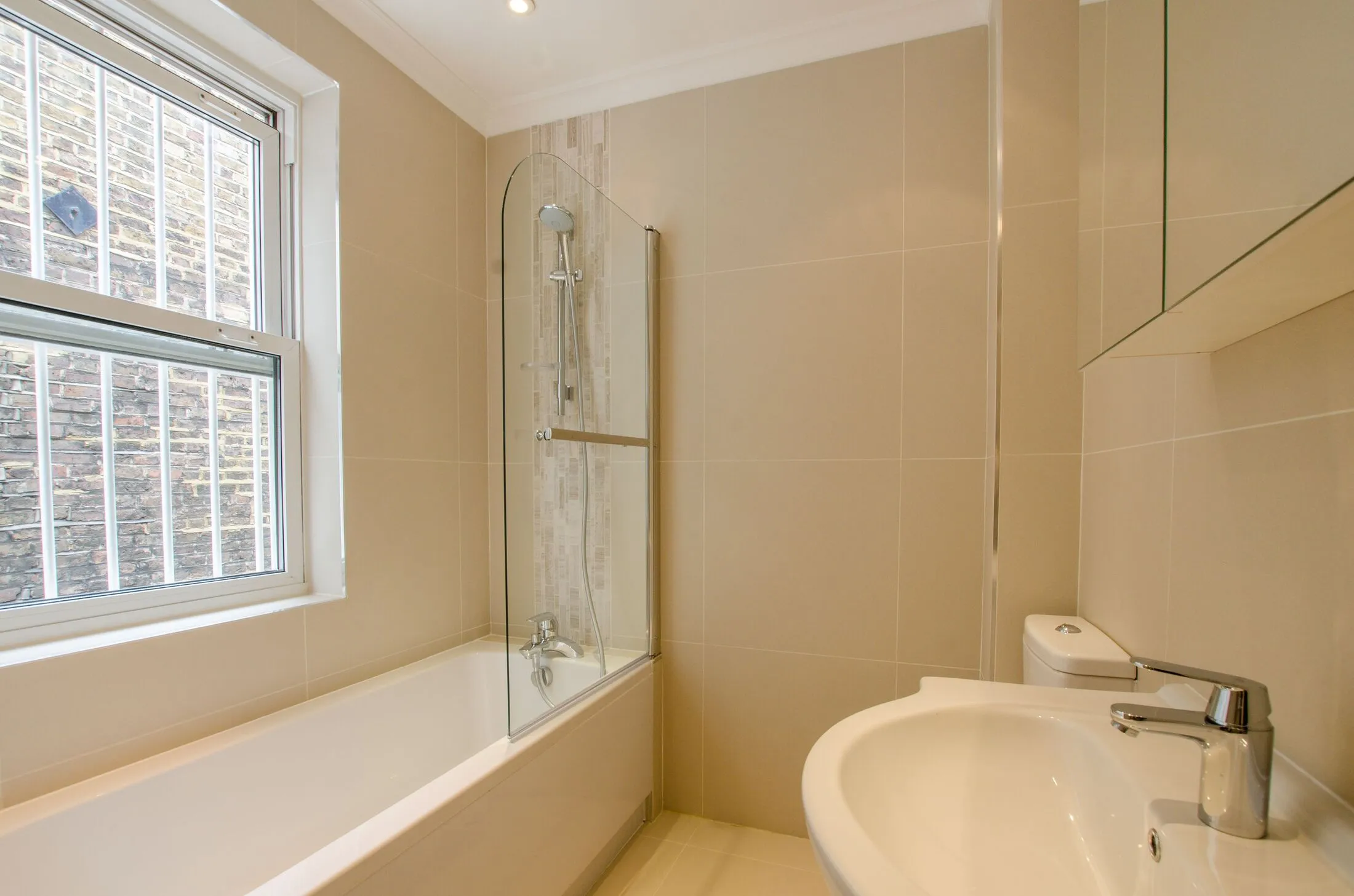 Flat Elgin Crescent in Greater London