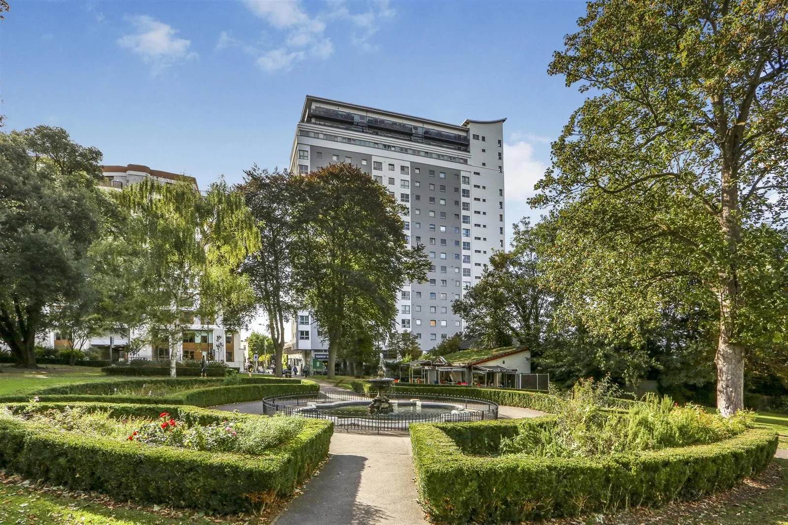 Flat Throwley Road in Greater London