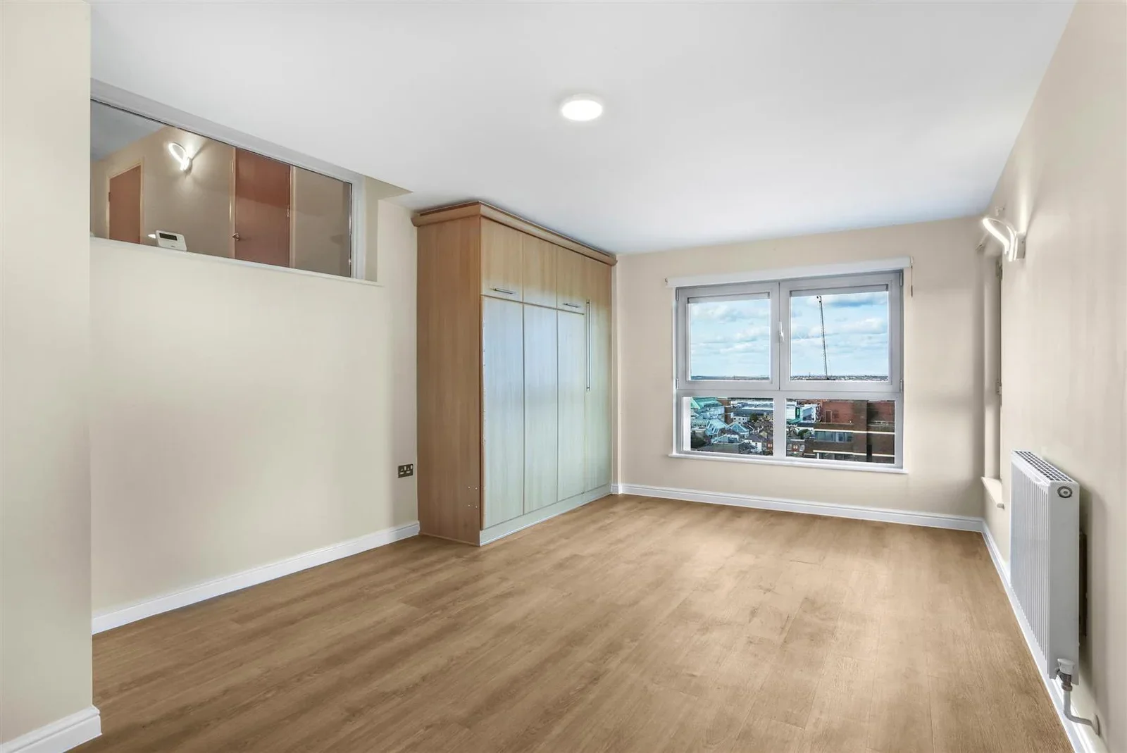Flat Throwley Road in Greater London