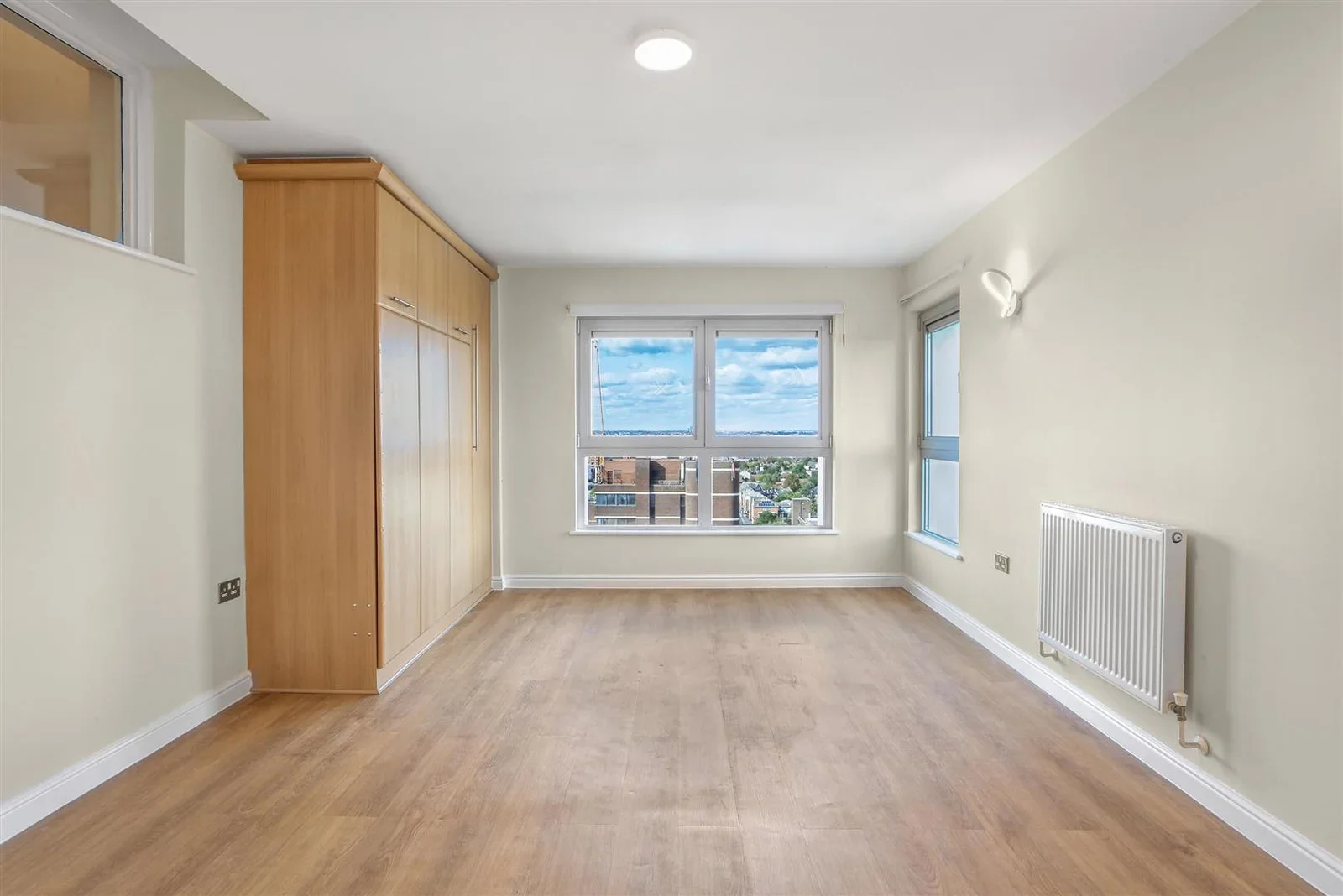 Flat Throwley Road in Greater London