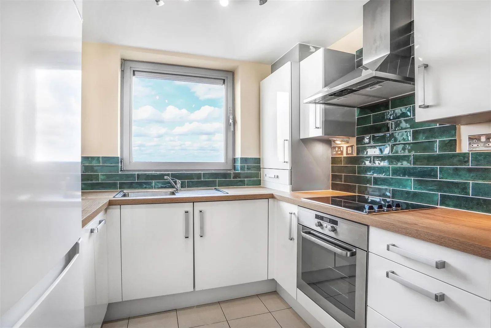 Flat Throwley Road in Greater London