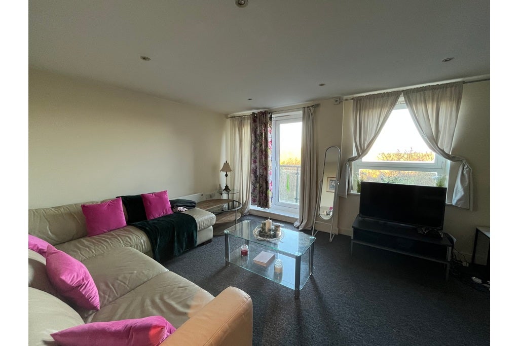 Flat Victoria Way in Woking