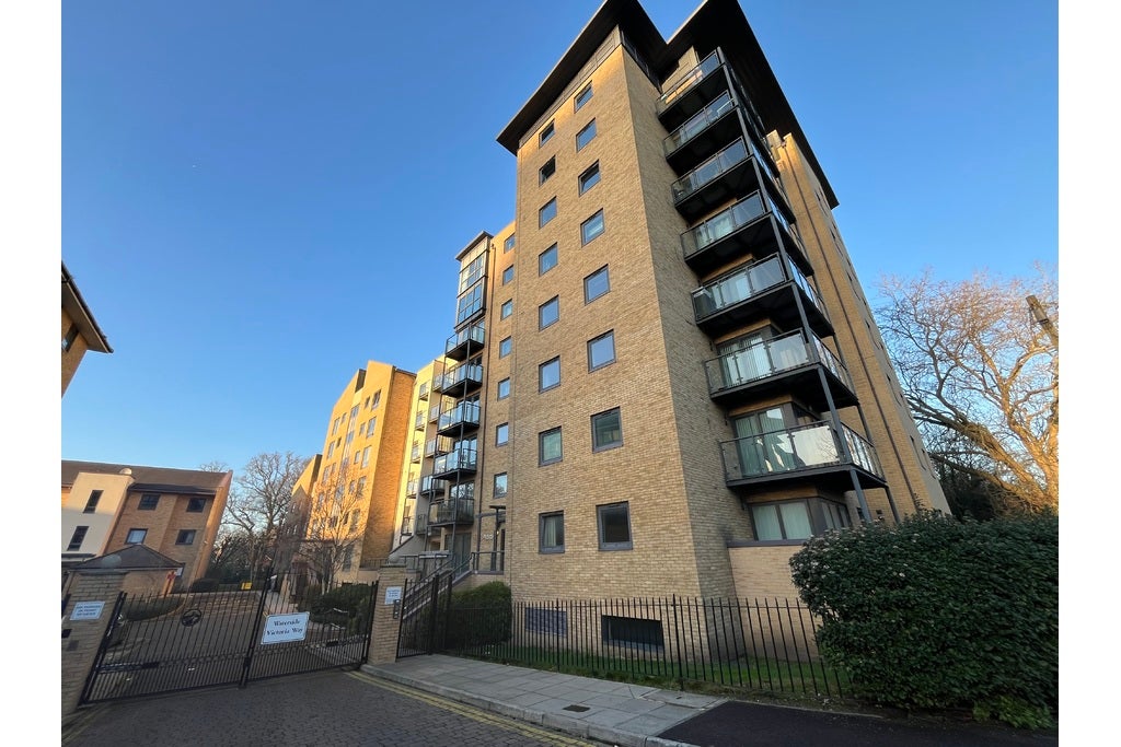Flat Victoria Way in Woking