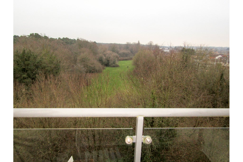 Flat Victoria Way in Woking