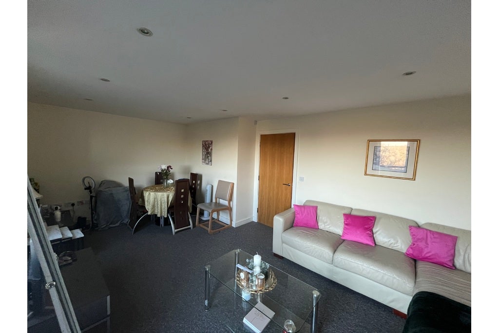 Flat Victoria Way in Woking