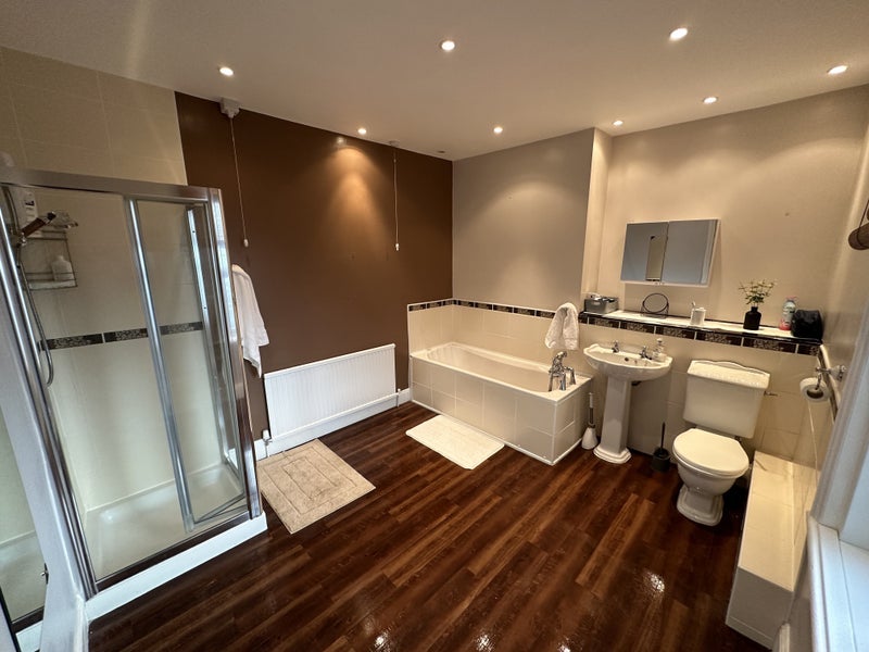 Room The Avenue in Gateshead