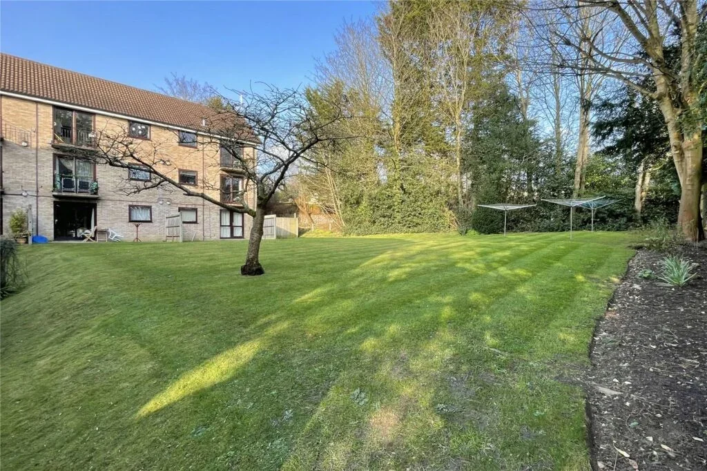 Flat Clockhouse Road in Rushmoor