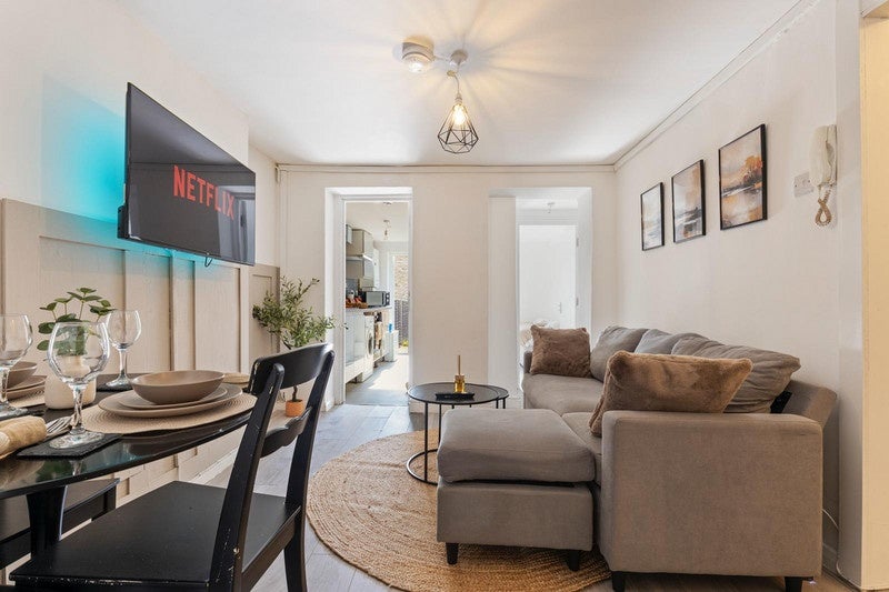 Flat Lewisham Way in Greater London