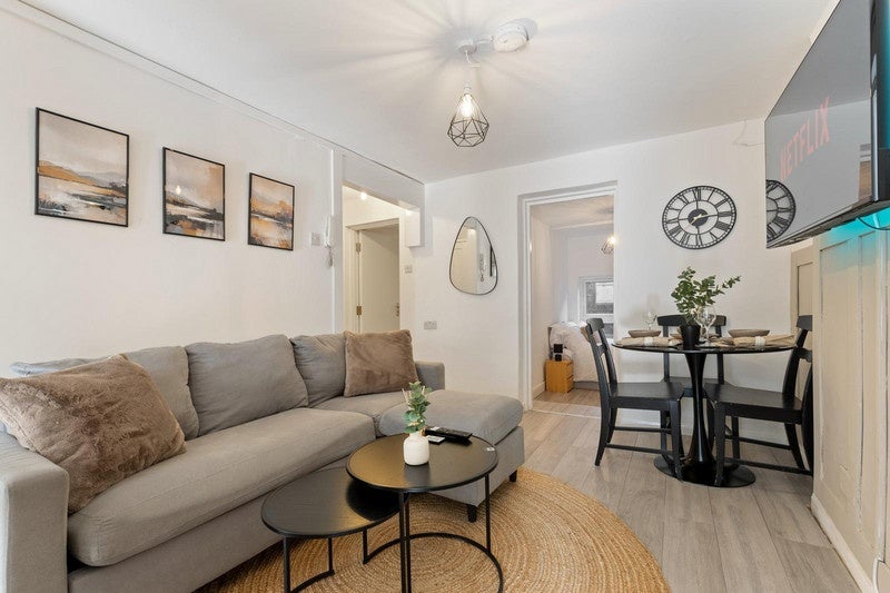 Flat Lewisham Way in Greater London