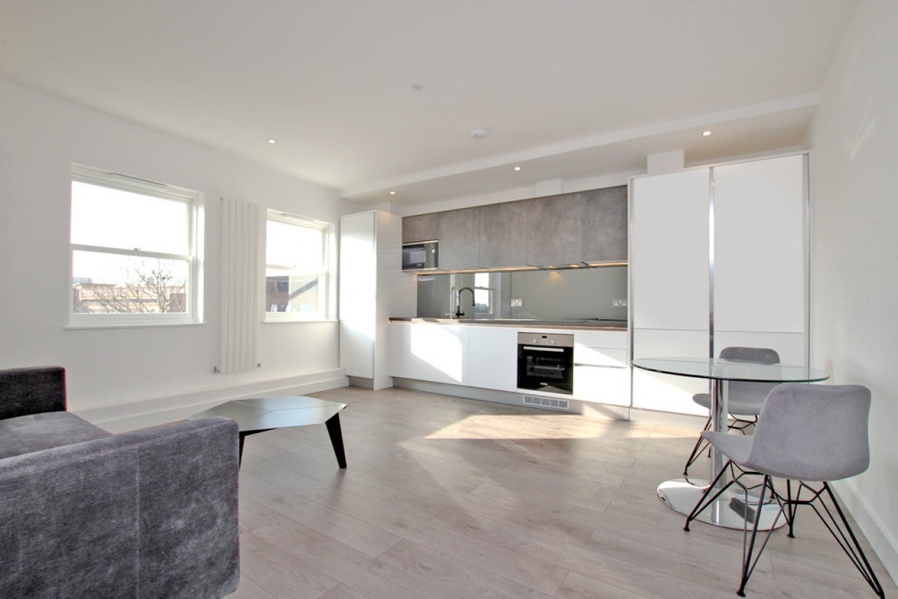Flat Commercial Road in Greater London