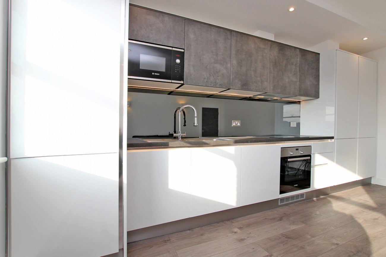 Flat Commercial Road in Greater London