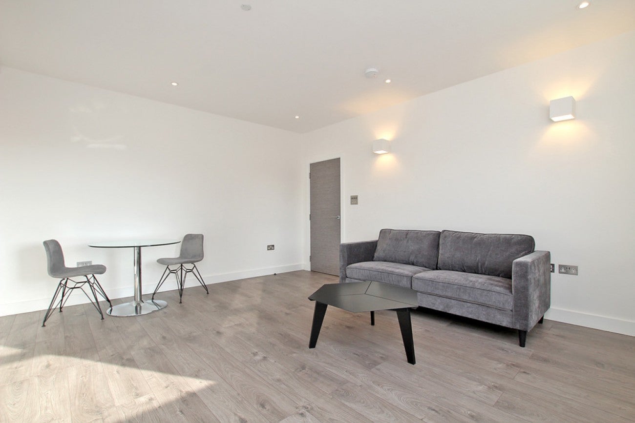 Flat Commercial Road in Greater London