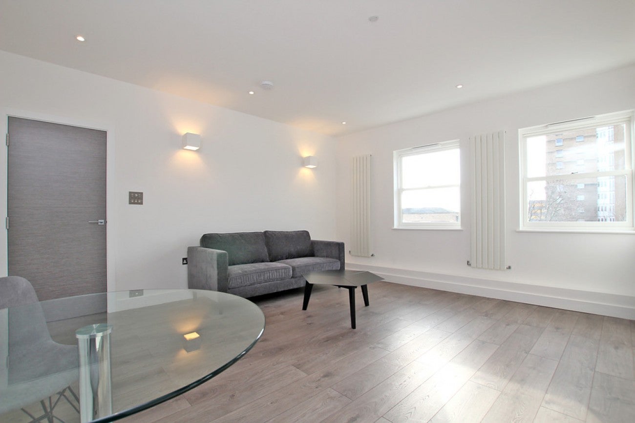 Flat Commercial Road in Greater London