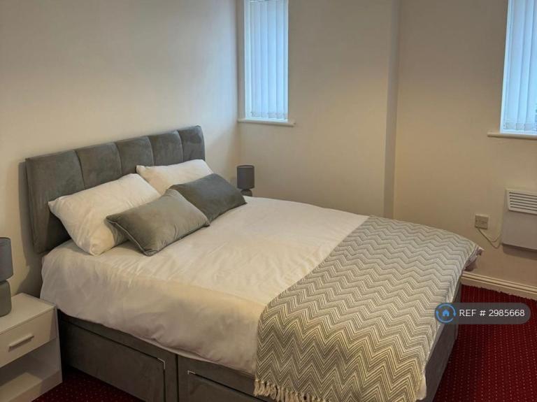Flat Silchester Drive in Manchester