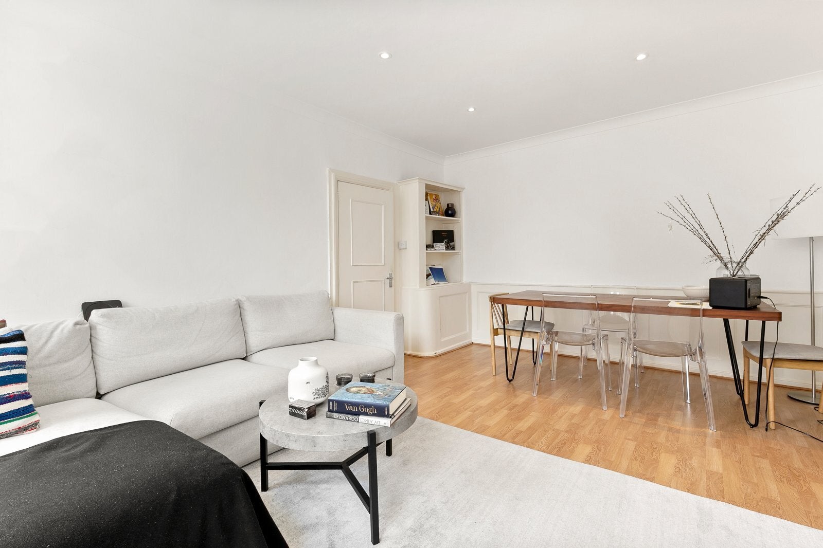 Flat Chapel Market in Greater London