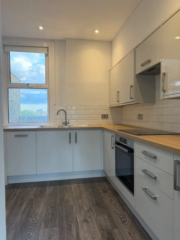 Flat Abbotsford Avenue in Greater London