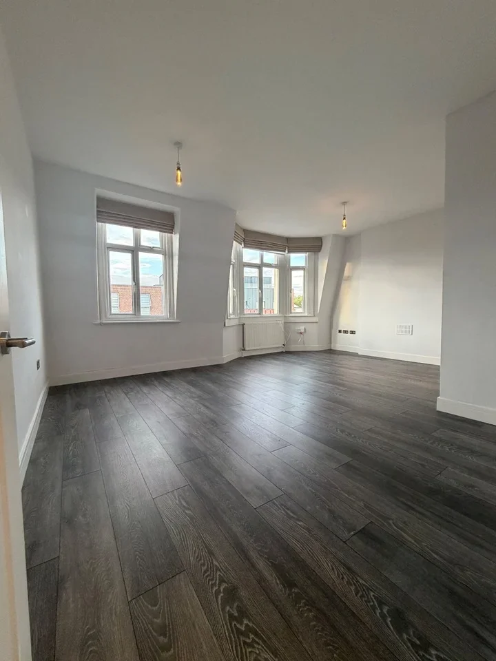 Flat Abbotsford Avenue in Greater London