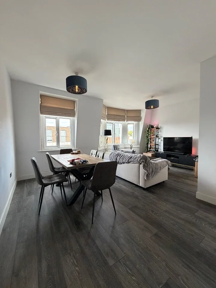Flat Abbotsford Avenue in Greater London
