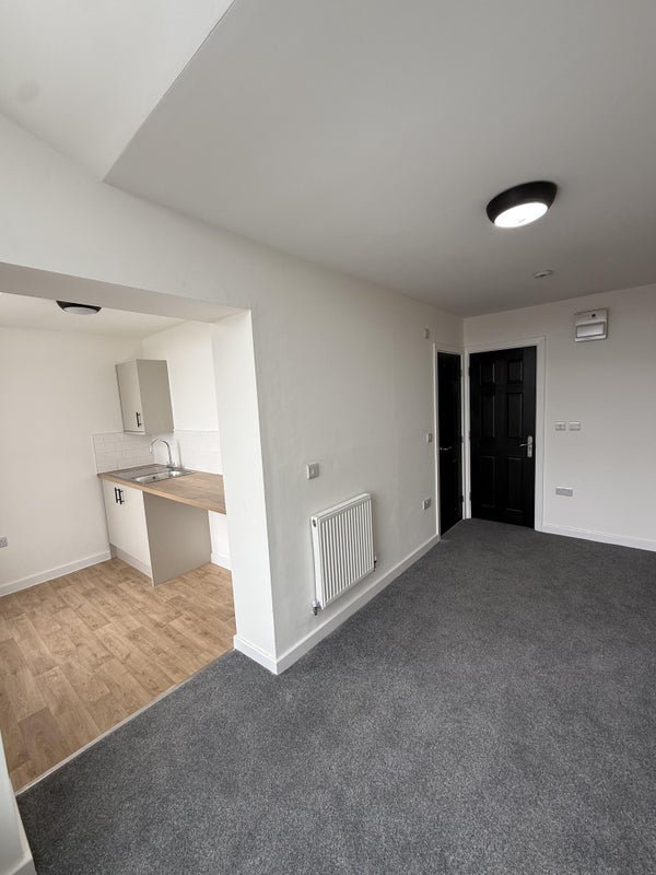 Room Manchester Road in Farnworth