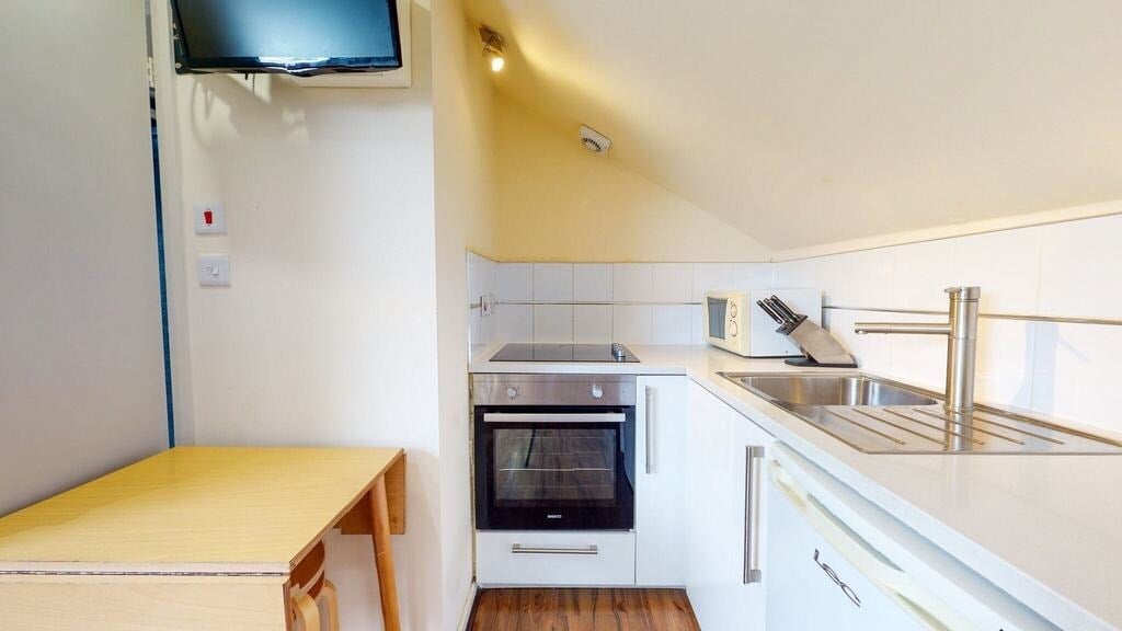 Room Balmoral Road in Greater London
