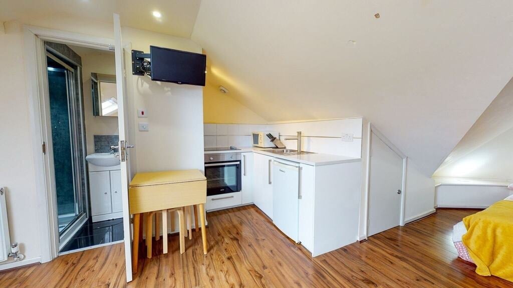 Room Balmoral Road in Greater London