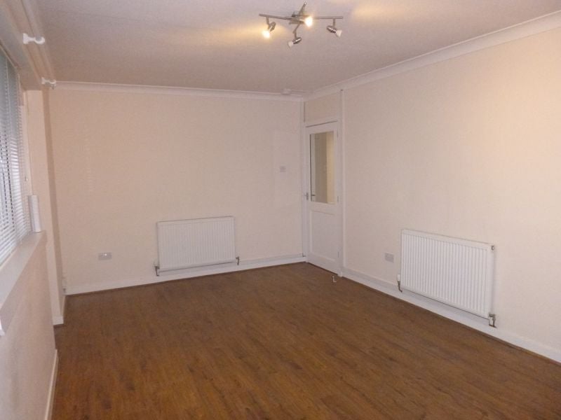 Flat Cumbrae Court in Kirkcaldy
