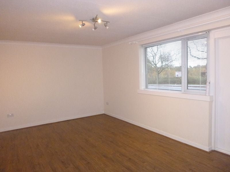 Flat Cumbrae Court in Kirkcaldy