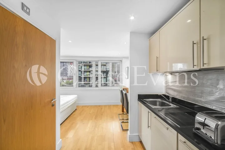 Room Cassilis Road in Greater London