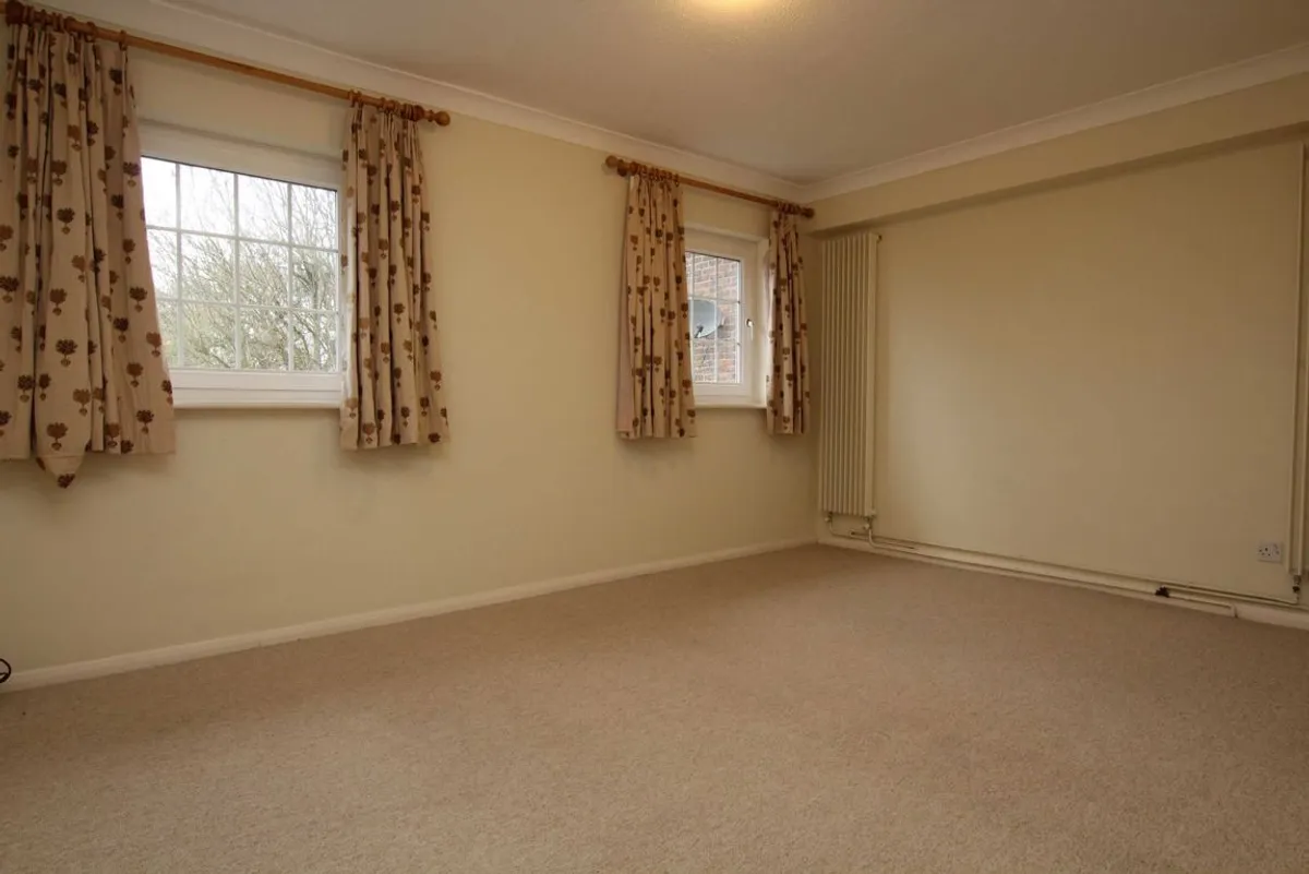 House Heatherdale Close in Greater London
