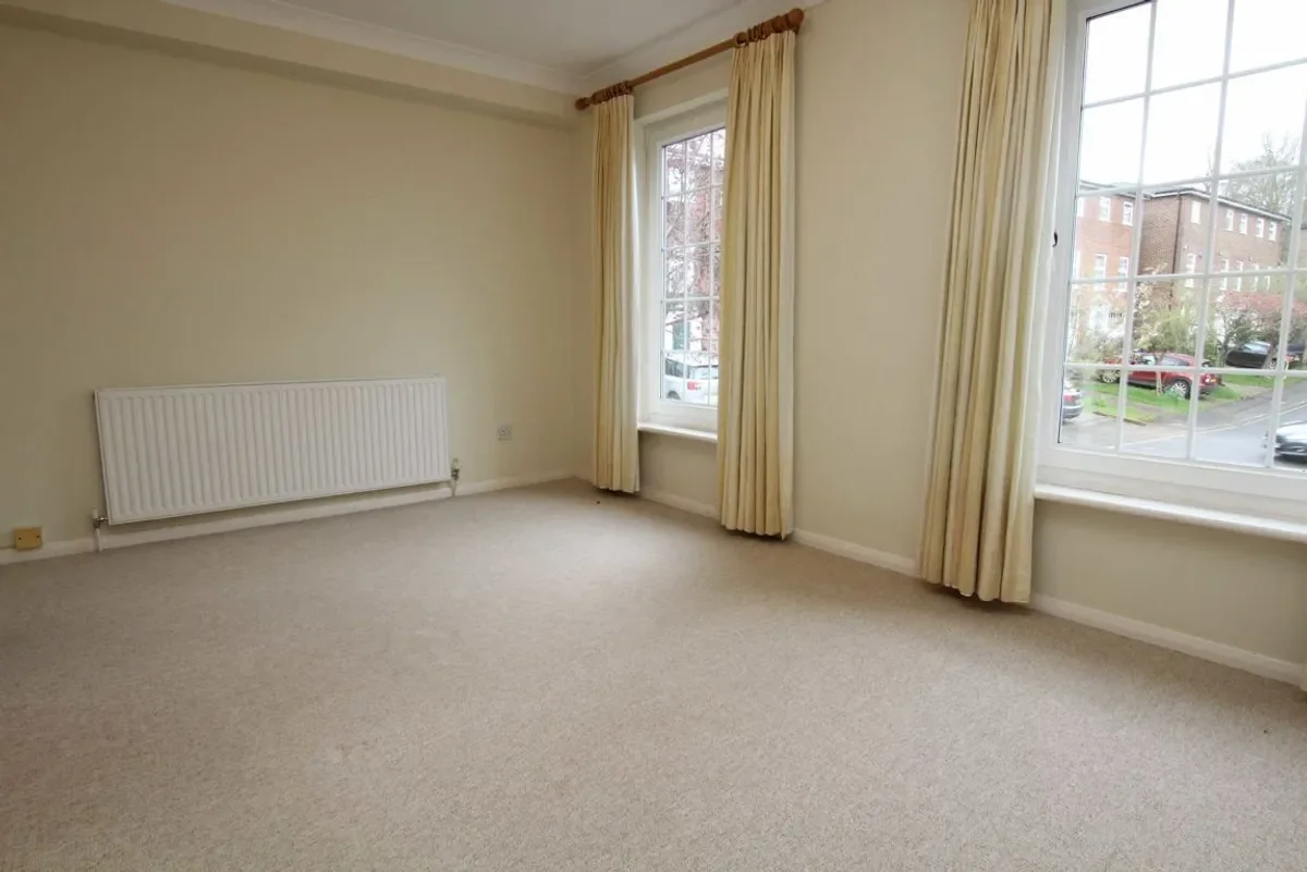 House Heatherdale Close in Greater London