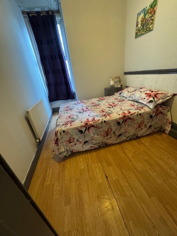 Room Hoe Street in Greater London