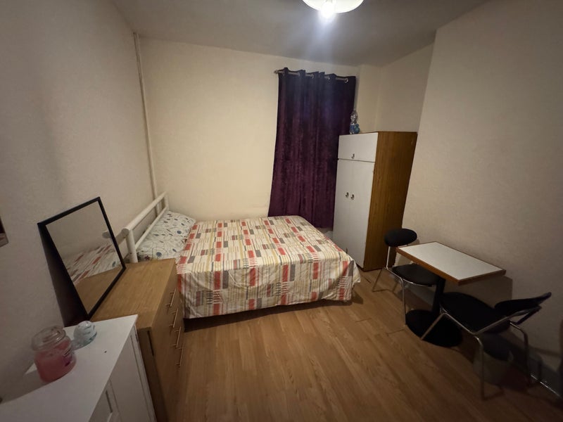 Room Hoe Street in Greater London