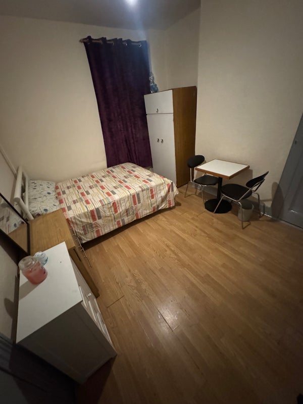 Room Hoe Street in Greater London