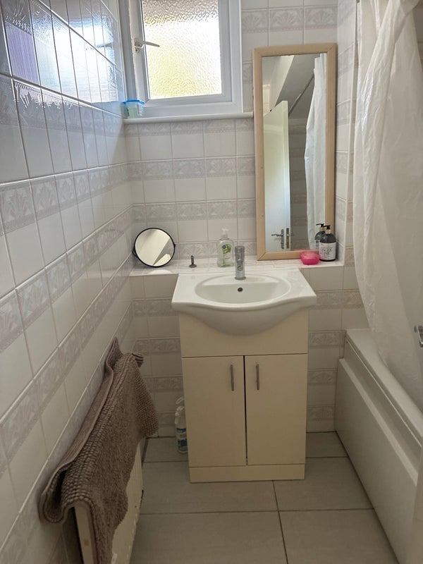 Room Dowdeswell Close in Greater London