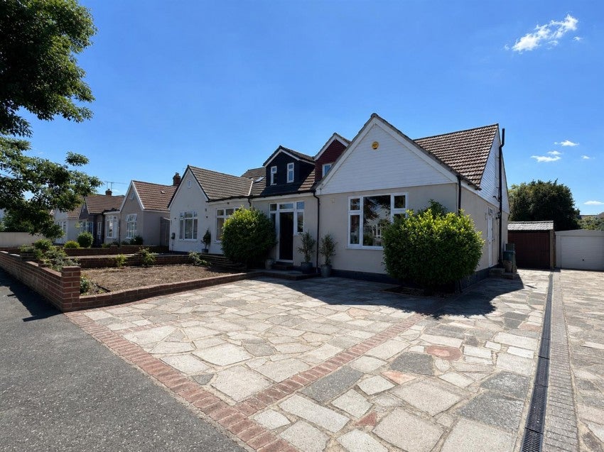 House Jenton Avenue in Greater London
